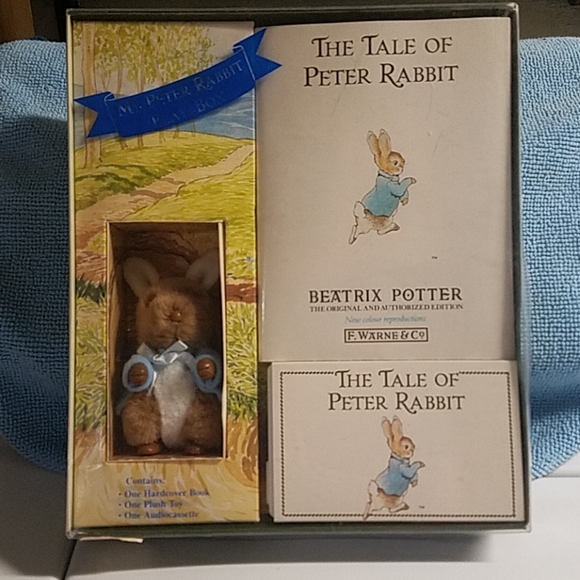 A cute Play Book of Peter Rabbitt 1990 - Picture 1 of 4
